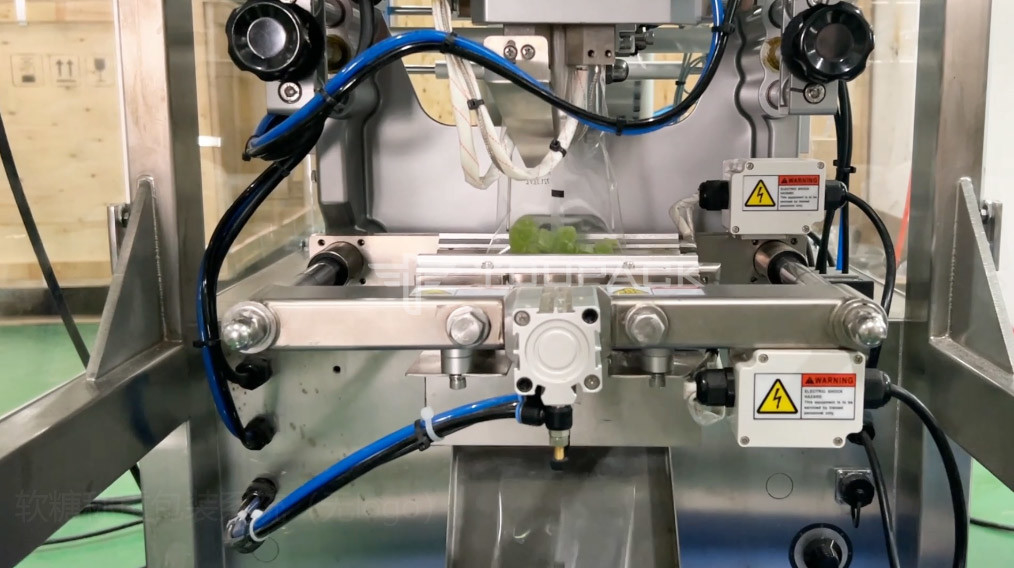 Vollautomatische Gummi-Süßigkeiten Verpackungsmaschinen Weichgeläuse Obst kauen Süßigkeiten VFFS Rücken Siegel Verpackungsmaschine