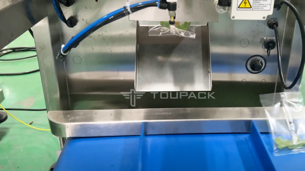 Vollautomatische Gummi-Süßigkeiten Verpackungsmaschinen Weichgeläuse Obst kauen Süßigkeiten VFFS Rücken Siegel Verpackungsmaschine