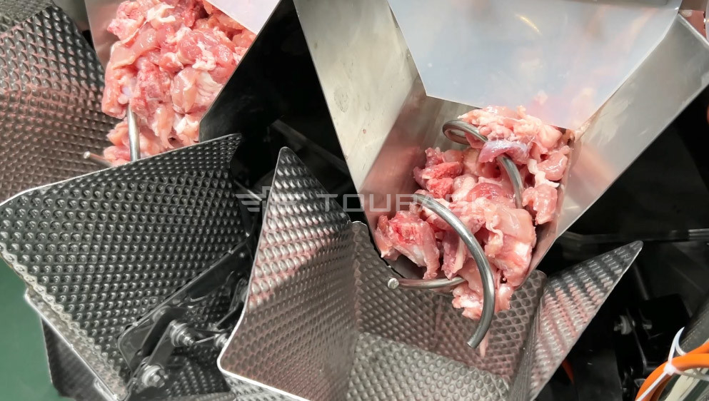 Gefrorenes Fleisch Frisches rohes Schweinefleisch Stückchen Rippen Mehrköpfige Waage Verpackungsmaschine mit Schraubzufuhr