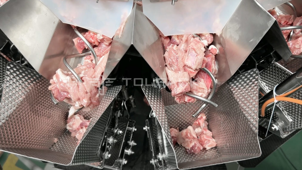 Gefrorenes Fleisch Frisches rohes Schweinefleisch Stückchen Rippen Mehrköpfige Waage Verpackungsmaschine mit Schraubzufuhr
